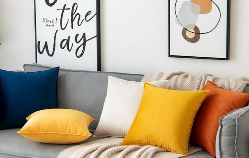 כריות נוי קטיפה על ספה
